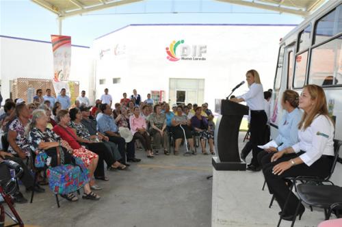 Abuelitos de la Casa Club cuentan con nueva unidad de transporte